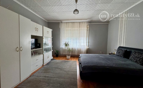 MAĎARSKO - ENCS 5 IZBOVÝ POSCHODOVÝ DOM SO ZÁHRADOU.