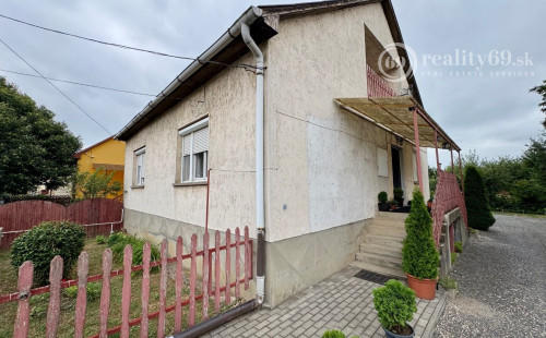 MAĎARSKO - ENCS 5 IZBOVÝ POSCHODOVÝ DOM SO ZÁHRADOU.