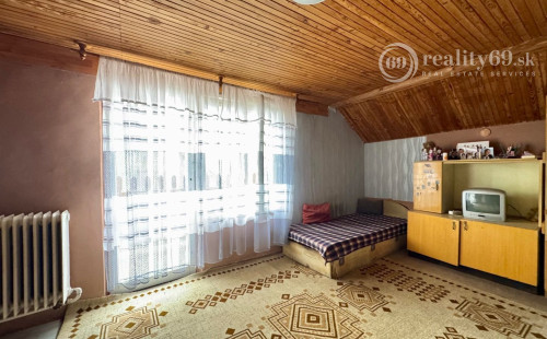 MAĎARSKO - ENCS 5 IZBOVÝ POSCHODOVÝ DOM SO ZÁHRADOU.