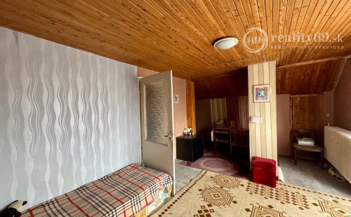 MAĎARSKO - ENCS 5 IZBOVÝ POSCHODOVÝ DOM SO ZÁHRADOU.