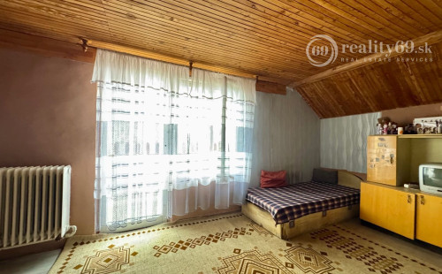 MAĎARSKO - ENCS 5 IZBOVÝ POSCHODOVÝ DOM SO ZÁHRADOU.