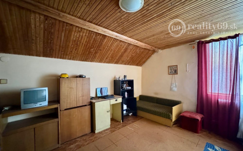 MAĎARSKO - ENCS 5 IZBOVÝ POSCHODOVÝ DOM SO ZÁHRADOU.