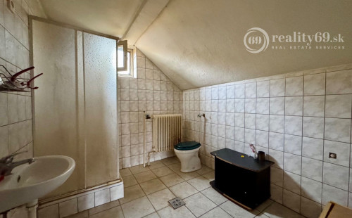 MAĎARSKO - ENCS 5 IZBOVÝ POSCHODOVÝ DOM SO ZÁHRADOU.