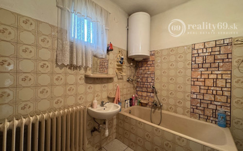 MAĎARSKO - ENCS 5 IZBOVÝ POSCHODOVÝ DOM SO ZÁHRADOU.