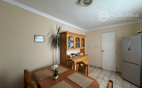 MAĎARSKO - ENCS 5 IZBOVÝ POSCHODOVÝ DOM SO ZÁHRADOU.