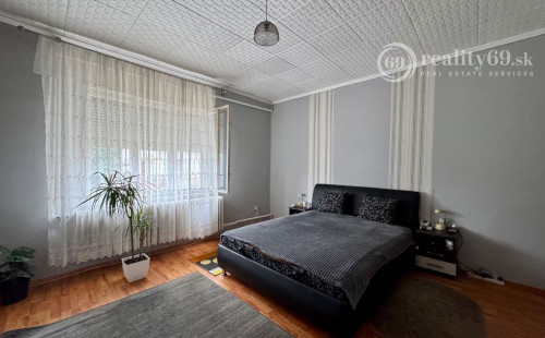 MAĎARSKO - ENCS 5 IZBOVÝ POSCHODOVÝ DOM SO ZÁHRADOU.