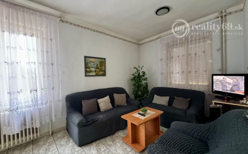 MAĎARSKO - ENCS 5 IZBOVÝ POSCHODOVÝ DOM SO ZÁHRADOU.