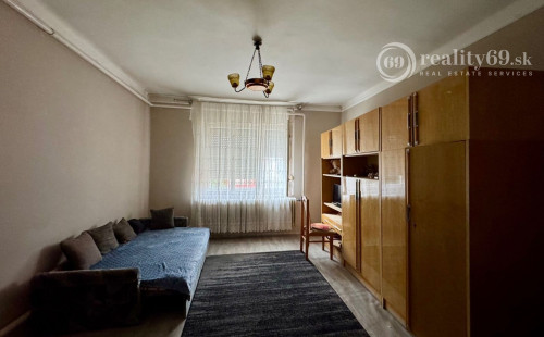 MAĎARSKO - ENCS 5 IZBOVÝ POSCHODOVÝ DOM SO ZÁHRADOU.