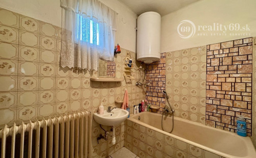 MAĎARSKO - ENCS 5 IZBOVÝ POSCHODOVÝ DOM SO ZÁHRADOU.