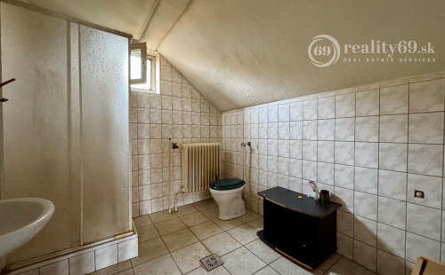 MAĎARSKO - ENCS 5 IZBOVÝ POSCHODOVÝ DOM SO ZÁHRADOU.