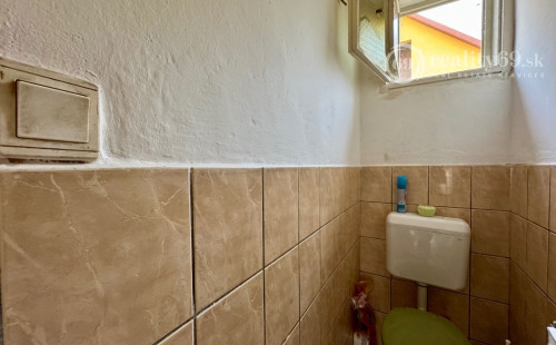 MAĎARSKO - ENCS 5 IZBOVÝ POSCHODOVÝ DOM SO ZÁHRADOU.