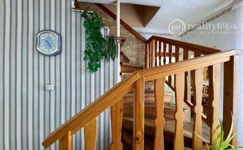 MAĎARSKO - ENCS 5 IZBOVÝ POSCHODOVÝ DOM SO ZÁHRADOU.