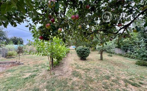 MAĎARSKO - ENCS 5 IZBOVÝ POSCHODOVÝ DOM SO ZÁHRADOU.