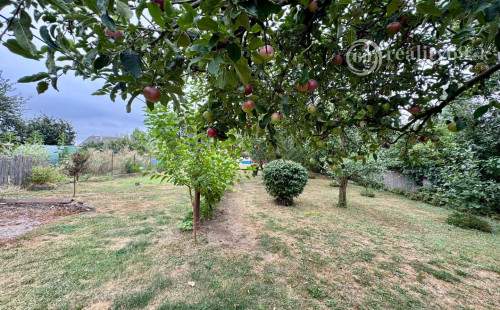 MAĎARSKO - ENCS 5 IZBOVÝ POSCHODOVÝ DOM SO ZÁHRADOU.