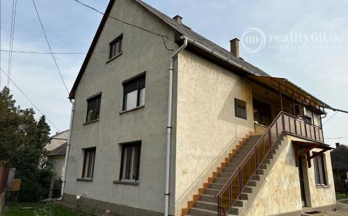 MAĎARSKO - ENCS  6 IZBOVÝ POSCHODOVÝ DOM SO ZÁHRADOU.