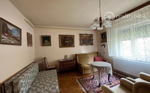 MAĎARSKO - ENCS  6 IZBOVÝ POSCHODOVÝ DOM SO ZÁHRADOU.