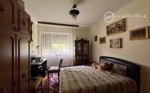 MAĎARSKO - ENCS  6 IZBOVÝ POSCHODOVÝ DOM SO ZÁHRADOU.