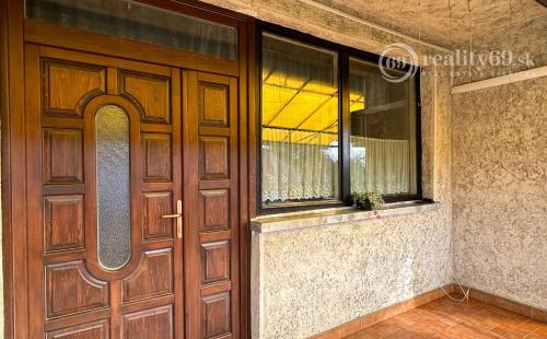 MAĎARSKO - ENCS  6 IZBOVÝ POSCHODOVÝ DOM SO ZÁHRADOU.