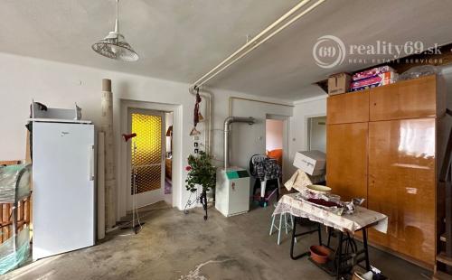 MAĎARSKO - ENCS  6 IZBOVÝ POSCHODOVÝ DOM SO ZÁHRADOU.