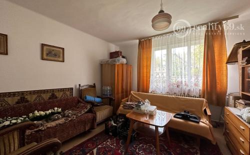 MAĎARSKO - ENCS  6 IZBOVÝ POSCHODOVÝ DOM SO ZÁHRADOU.