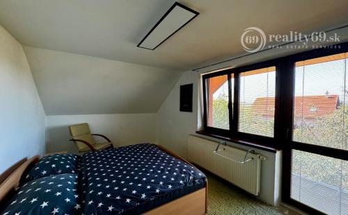 ĎURKOV - 4 IZBOVÝ PEKNÝ RD S TERASOU V SRDCI PRÍRODY.