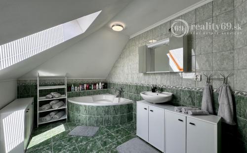 ĎURKOV - 4 IZBOVÝ PEKNÝ RD S TERASOU V SRDCI PRÍRODY.