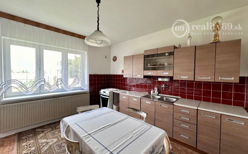 NIŽNÁ MYŠĽA - 5 IZBOVÝ RD VÝBORNÝ STAV, POZEMOK  640 M2.