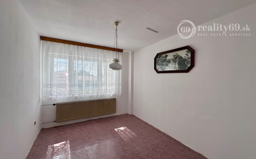 NIŽNÁ MYŠĽA - 5 IZBOVÝ RD VÝBORNÝ STAV, POZEMOK  640 M2.