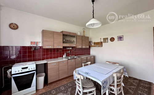 NIŽNÁ MYŠĽA - 5 IZBOVÝ RD VÝBORNÝ STAV, POZEMOK  640 M2.