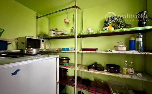 NIŽNÁ MYŠĽA - 5 IZBOVÝ RD VÝBORNÝ STAV, POZEMOK  640 M2.