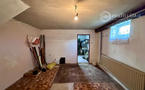 NIŽNÁ MYŠĽA - 5 IZBOVÝ RD VÝBORNÝ STAV, POZEMOK  640 M2.