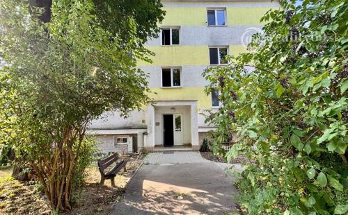 NOVÁ CENA - OPÁTSKE - NEBYTOVÝ PRIESTOR VÝMERA 71 M2, VODA, ELEKTRINA, KÚRENIE.