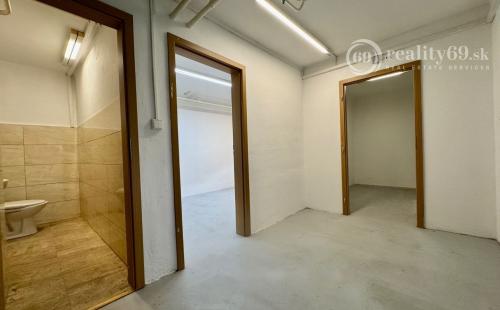 NOVÁ CENA - OPÁTSKE - NEBYTOVÝ PRIESTOR VÝMERA 71 M2, VODA, ELEKTRINA, KÚRENIE.