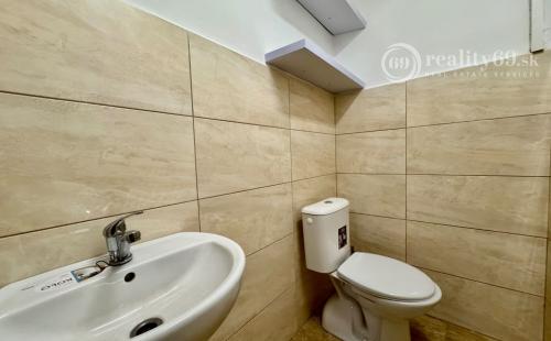 NOVÁ CENA - OPÁTSKE - NEBYTOVÝ PRIESTOR VÝMERA 71 M2, VODA, ELEKTRINA, KÚRENIE.