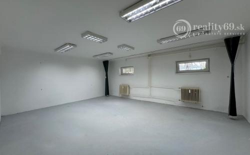 NOVÁ CENA - OPÁTSKE - NEBYTOVÝ PRIESTOR VÝMERA 71 M2, VODA, ELEKTRINA, KÚRENIE.