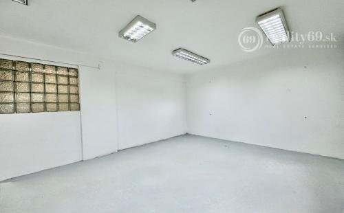 NOVÁ CENA - OPÁTSKE - NEBYTOVÝ PRIESTOR VÝMERA 71 M2, VODA, ELEKTRINA, KÚRENIE.