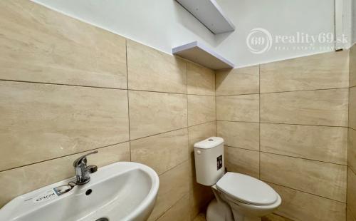 NOVÁ CENA - OPÁTSKE - NEBYTOVÝ PRIESTOR VÝMERA 71 M2, VODA, ELEKTRINA, KÚRENIE.