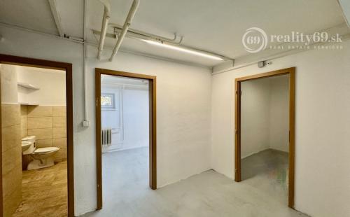 NOVÁ CENA - OPÁTSKE - NEBYTOVÝ PRIESTOR VÝMERA 71 M2, VODA, ELEKTRINA, KÚRENIE.