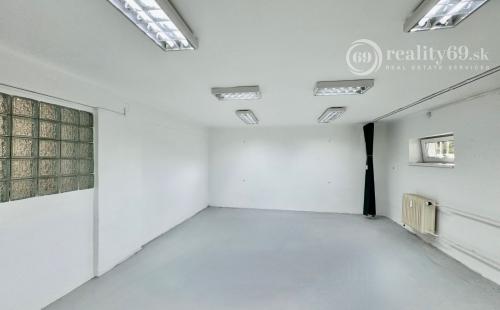 NOVÁ CENA - OPÁTSKE - NEBYTOVÝ PRIESTOR VÝMERA 71 M2, VODA, ELEKTRINA, KÚRENIE.