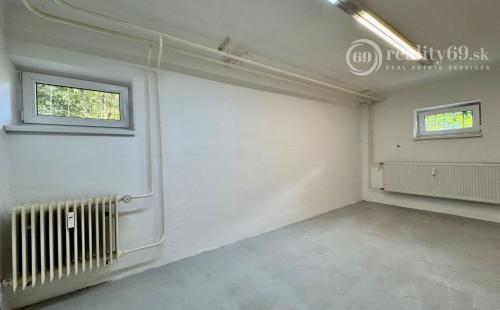 NOVÁ CENA - OPÁTSKE - NEBYTOVÝ PRIESTOR VÝMERA 71 M2, VODA, ELEKTRINA, KÚRENIE.