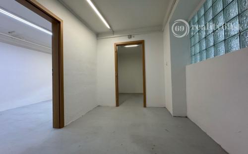 NOVÁ CENA - OPÁTSKE - NEBYTOVÝ PRIESTOR VÝMERA 71 M2, VODA, ELEKTRINA, KÚRENIE.