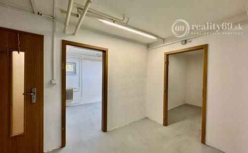 NOVÁ CENA - OPÁTSKE - NEBYTOVÝ PRIESTOR VÝMERA 71 M2, VODA, ELEKTRINA, KÚRENIE.