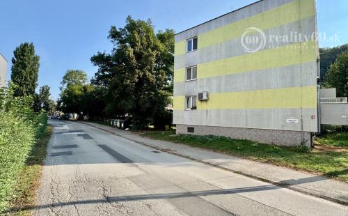 NOVÁ CENA - OPÁTSKE - NEBYTOVÝ PRIESTOR VÝMERA 71 M2, VODA, ELEKTRINA, KÚRENIE.