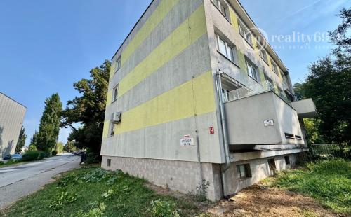 NOVÁ CENA - OPÁTSKE - NEBYTOVÝ PRIESTOR VÝMERA 71 M2, VODA, ELEKTRINA, KÚRENIE.