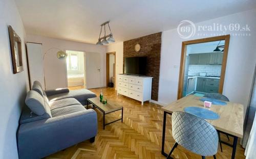 REZERVOVANÉ - JUH - ŽELEZNÍKY OSTRAVSKÁ  PEKNÝ 3 IZBOVÝ BYT 66 M2, LODŽIA.