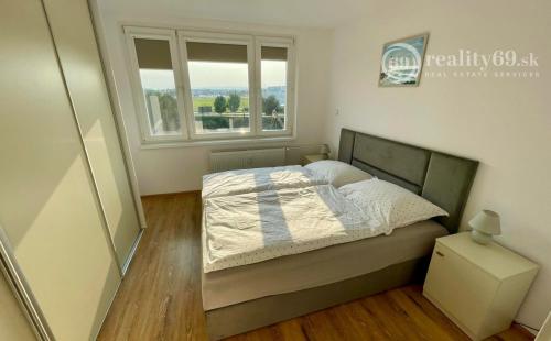 REZERVOVANÉ - JUH - ŽELEZNÍKY OSTRAVSKÁ  PEKNÝ 3 IZBOVÝ BYT 66 M2, LODŽIA.