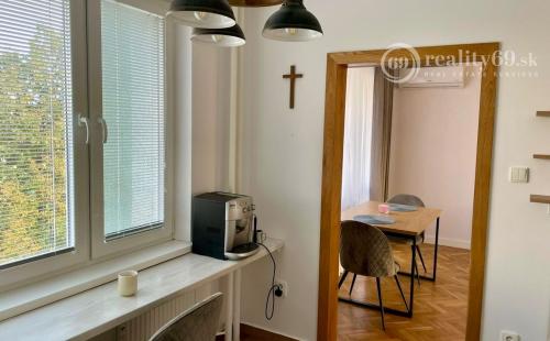 REZERVOVANÉ - JUH - ŽELEZNÍKY OSTRAVSKÁ  PEKNÝ 3 IZBOVÝ BYT 66 M2, LODŽIA.