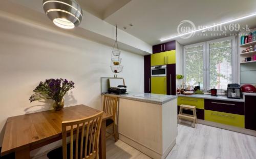 STARÉ MESTO - KOMENSKÉHO SUPER 3 IZBOVÝ TEHLOVÝ BYT 120 M2.