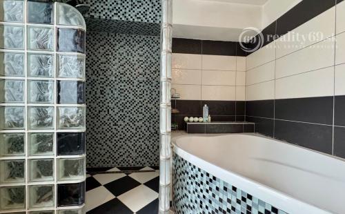 STARÉ MESTO - KOMENSKÉHO SUPER 3 IZBOVÝ TEHLOVÝ BYT 120 M2.