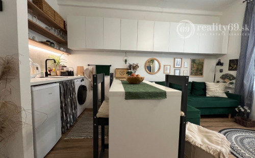 STARÉ MESTO - KOMENSKÉHO MODERNÝ 2,5 IZBOVÝ BYT, LODŽIA.